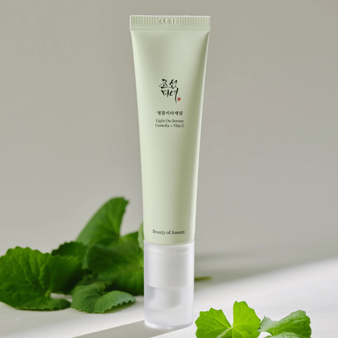 Beauty of Joseon Light On Serum Centella + Vita C 30ml – Κορεάτικος ορός προσώπου με βιταμίνη C και σεντέλα για λάμψη, σε κίτρινο σωληνάριο με αντλία.